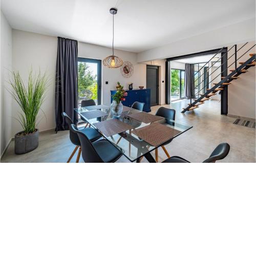 Villa Black Wood