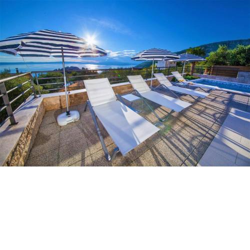 Villa Blue with pool and sea view