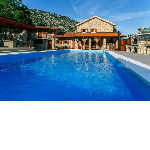 VILLA CASTRA