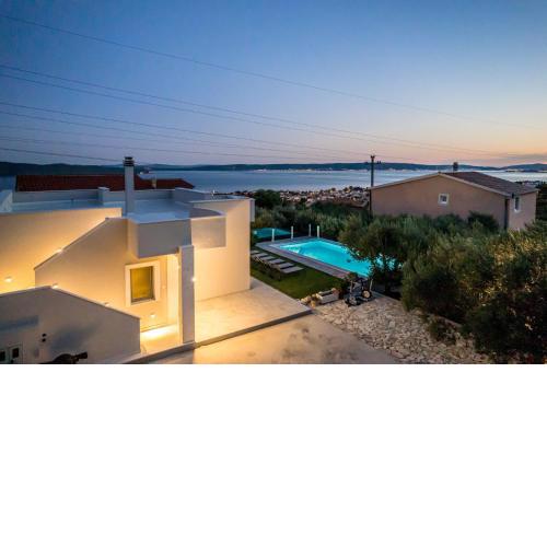 Villa Dalmatina Hill House - private pool, sea and hill view, rooftop terrace, free parking