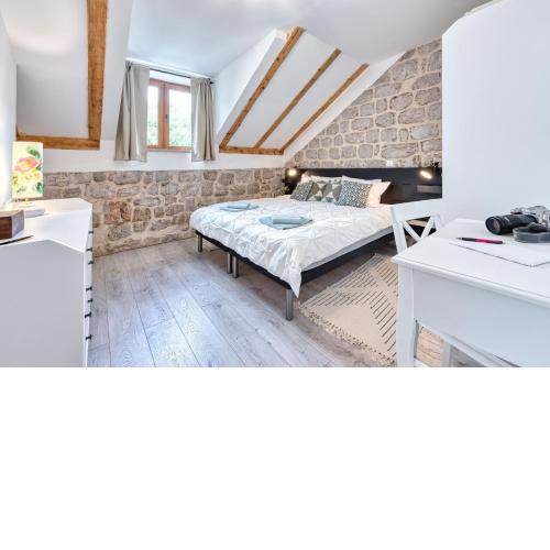 Villa Dovecote with Private Sauna, Jacuzzi & Gym