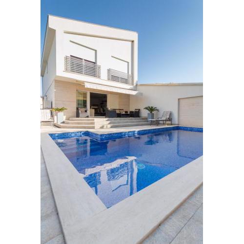 Villa Ema with heated saltwater pool, sauna and private gym - by TA Leut Agency