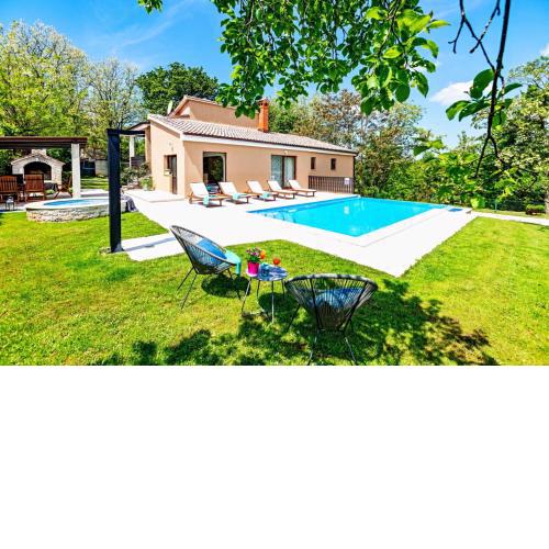 Villa Ferlini in Central Istria with private 10000 m2 Garden