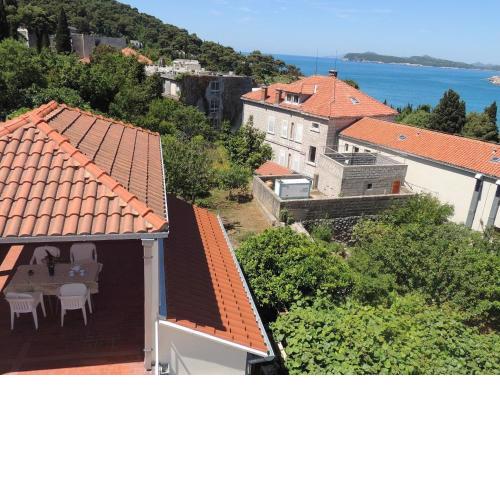 Villa Hortenzia - Three-Bedroom Apartment with Terrace and Sea View