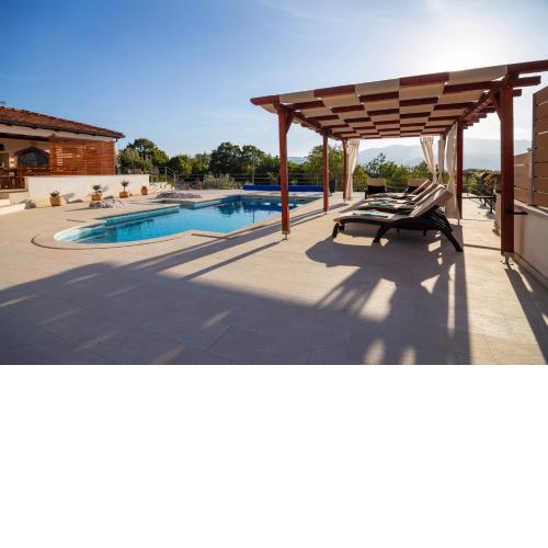 Villa in Omiš inland/4 stars+heated pool