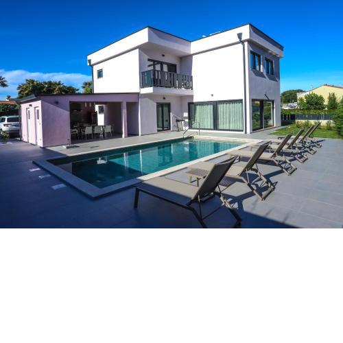 Villa Jacky in Poreč for 8 people with private pool just 900 meters from sea