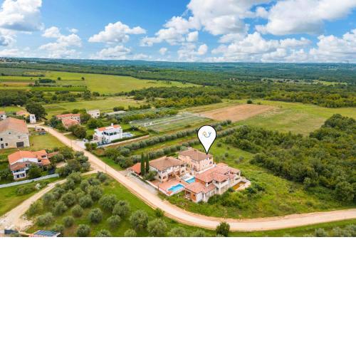 Villa Karoli With Pool - Happy Rentals