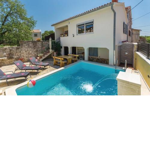 Villa Kris with Pool in Mrgani