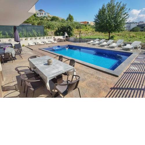 Villa La Famiglia with private heated pool
