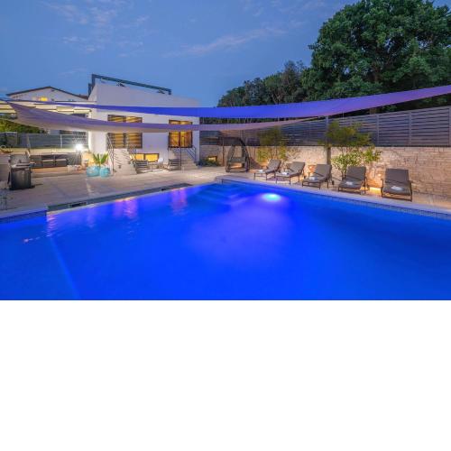 Villa La Mer with stalactite cave and pool bar