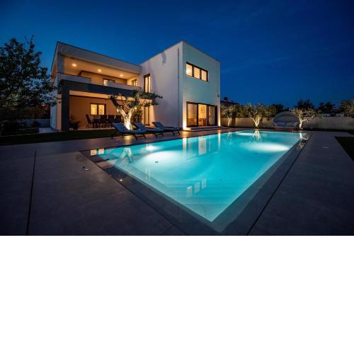 Villa Luen near Pula with large garden and private pool for families