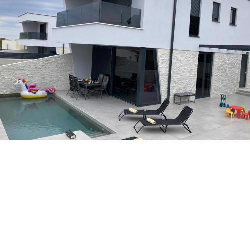 Villa LuRa in Pula mit Pool
