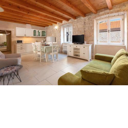 Villa Mama - Traditional Apartments in Omis, free parking