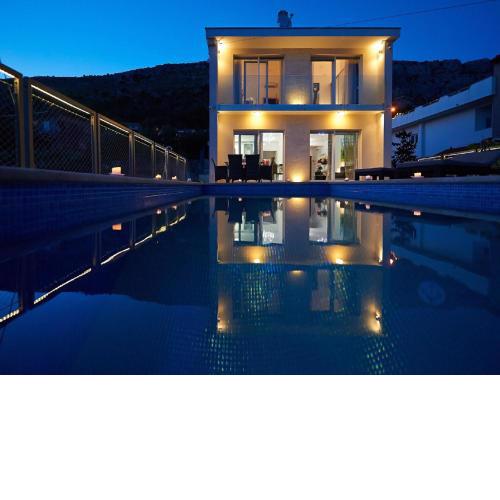 Villa Maranata-5 stars-pool-spa-gym-free parking-privacy