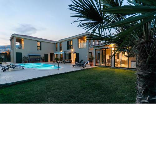 Villa Marta Luxury House with Heated Pool