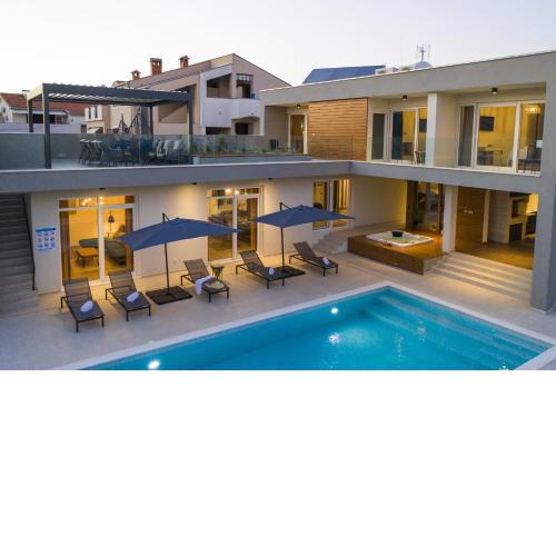 Villa Mary Lou with heated pool