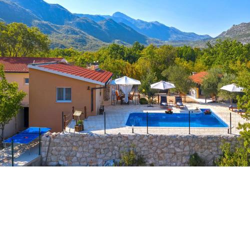 Villa Melita - Heated pool within Nature Park