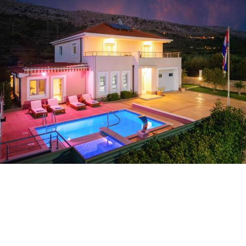 VILLA MILLA with private pool, jacuzzi, sauna, gym, max. 8 person