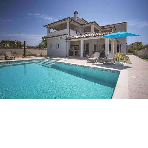 Villa mit privatem Pool, eigener Crossfit-Halle, Billard