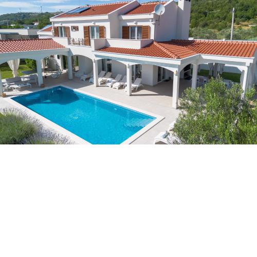 Villa Olivia - Peaceful Family Paradise Near Beach