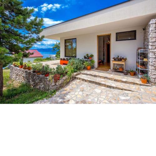 Villa Orange, small house in a pine forest