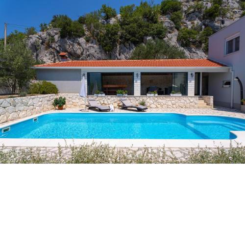 Villa Pasika with private 31m2 pool, summer kitchen with BBQ, 4 bedrooms