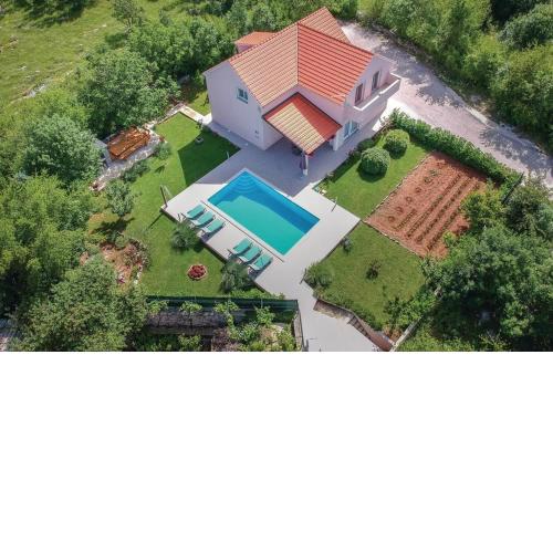 Villa Radosevic near Split, heated pool