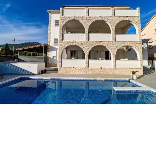 Villa Relax - beautiful Apartment with heated saltwater pool & jacuzzi