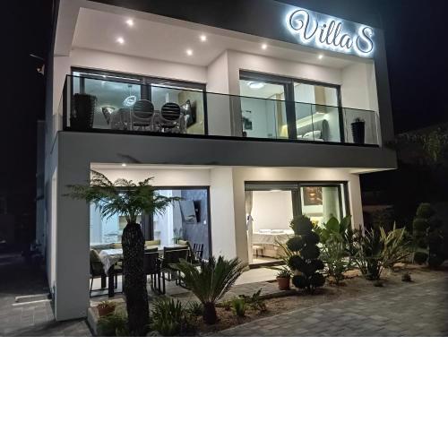 Villa S