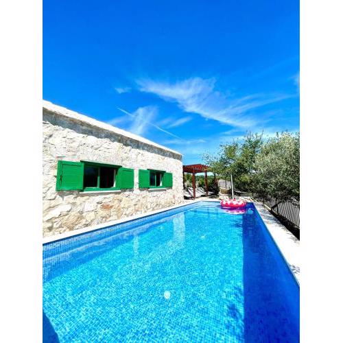 Villa Sagosde with Swimming Pool and Mini Golf