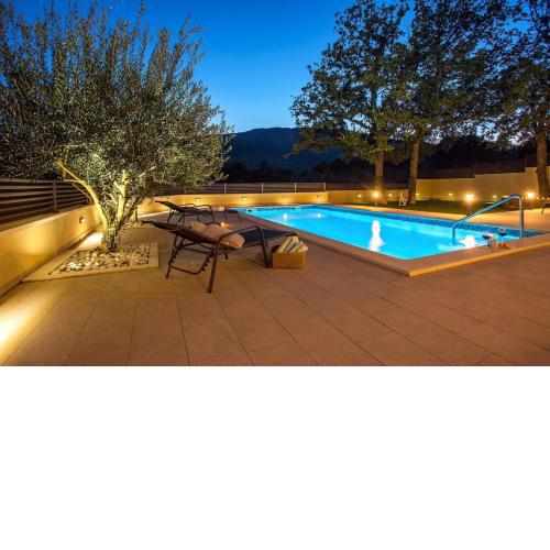 VILLA SKURA private heated pool 32m2, summer kitchen, 4 bedrooms, garden