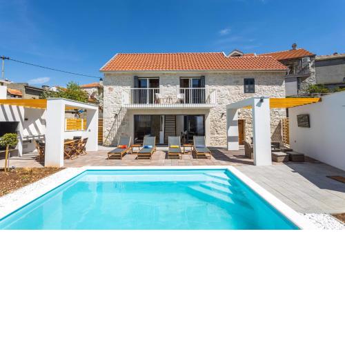 Villa Sulic - Heated Pool and Mountain View