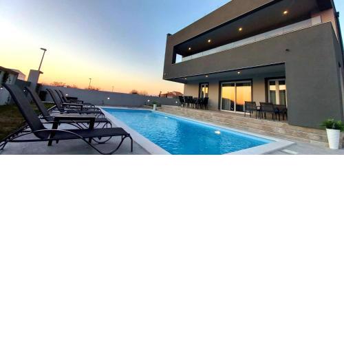 Villa Tia with heated pool & jacuzzi