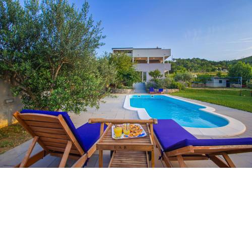 Villa Ume - heated pool, sauna, volleyball court