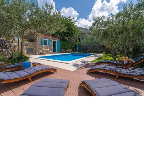 Villa Vultana with heated pool, 4 bedrooms, 3.5 bathrooms, 10 persons max
