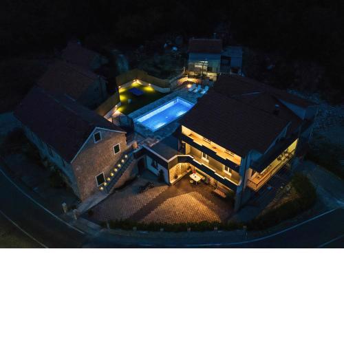 Villa with a heated private pool, parking, BBQ