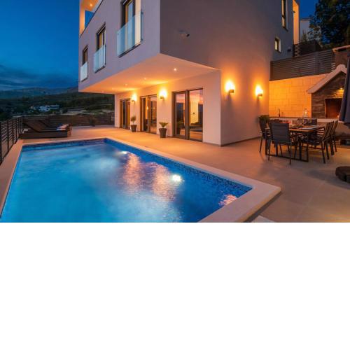 Villa With Beautiful View, Modern Furnishing & Pool