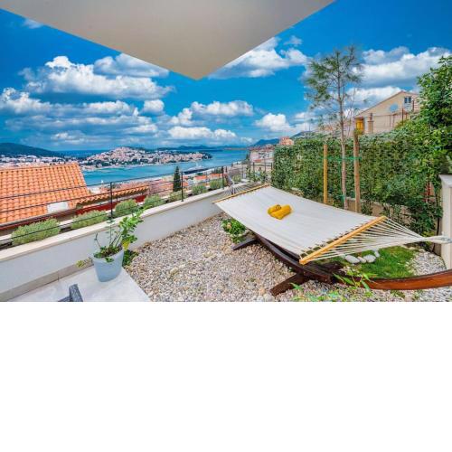 Walking distance old town 120m2,garden,view,garage