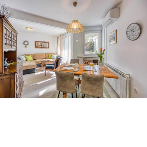 West Oasis With Terrace - Happy Rentals
