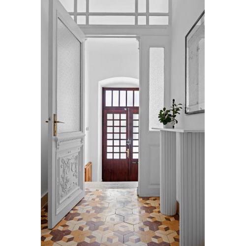 White Imperial Apartment