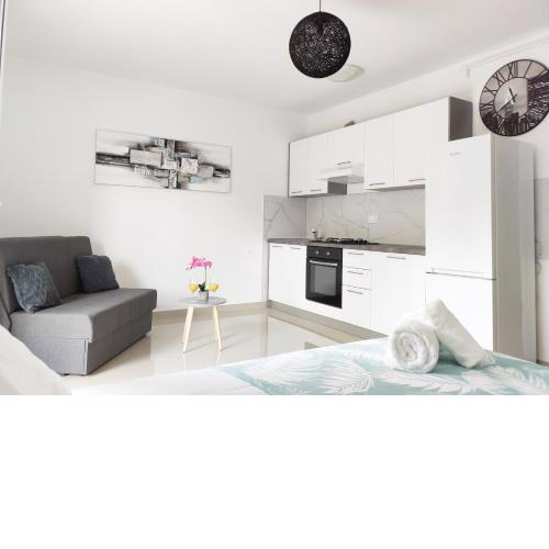 White Studio Apartman