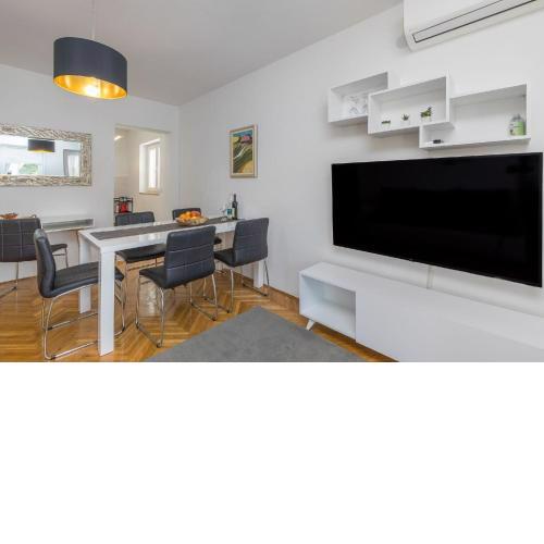 Wohnung in Poreč mit Möbliertem Balkon