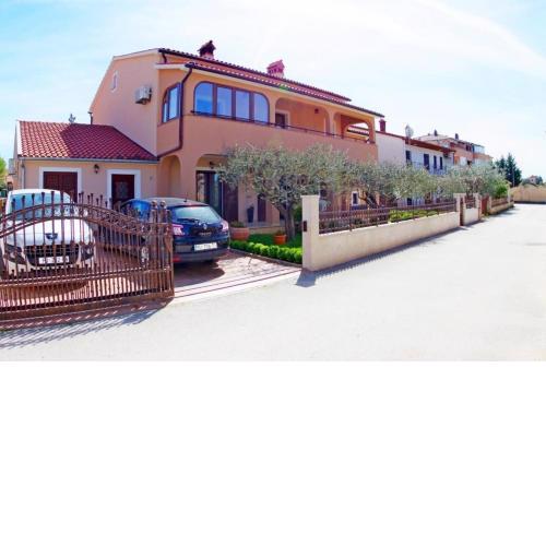 Wohnung in Pula mit Garten, Terrasse und Grill
