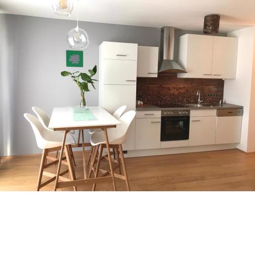 Yellow Flower Apartment with Pool - 5 min to Lake