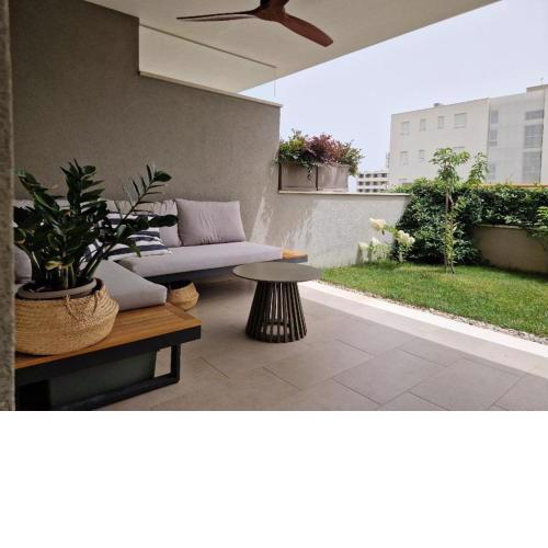 Žnjan new apartment with sauna and jacuzzi on beachfront